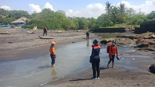 Personel Polsek Kediri dan Satpolair Polres Tabanan melakukan pencarian terhadap I Ketut Suja, warga Banjar/Desa Beraban, yang dilaporkan sudah hilang dua hari  di sekitar Pantai Nyanyi, Sabtu (25/3/2023). (istimewa)