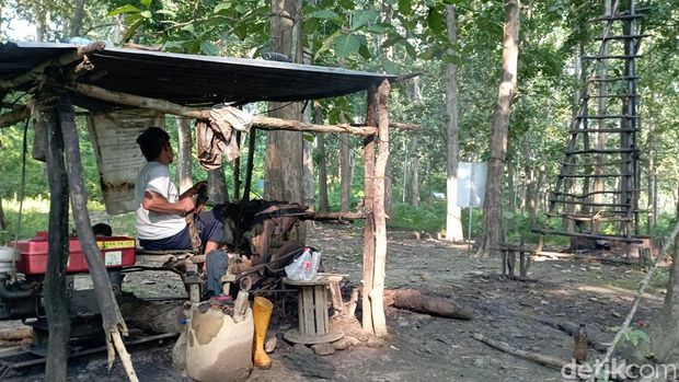 Pertambangan minyak sumur tua di Desa Ledok, Kecamatan Sambong, Kabupaten Blora. Foto diunggah Sabtu (25/3/2023).