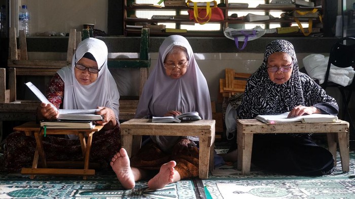 Sejumlah santri sepuh membaca Al Quran di serambi Masjid Agung Payaman, Komplek Pondok Pesantren Sepuh Payaman, Magelang, Jateng, Sabtu (25/3/2023). Pesantren Sepuh Payaman yaitu pesantren khusus bulan Ramadhan yang santrinya lanjut usia kembali dibuka setelah tiga tahun ditiadakan akibat pandemi COVID-19. ANTARA FOTO/Anis Efizudin/rwa.