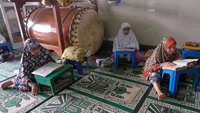 Sejumlah santri sepuh membaca Al Quran di serambi Masjid Agung Payaman, Komplek Pondok Pesantren Sepuh Payaman, Magelang, Jateng, Sabtu (25/3/2023). Pesantren Sepuh Payaman yaitu pesantren khusus bulan Ramadhan yang santrinya lanjut usia kembali dibuka setelah tiga tahun ditiadakan akibat pandemi COVID-19. ANTARA FOTO/Anis Efizudin/rwa.