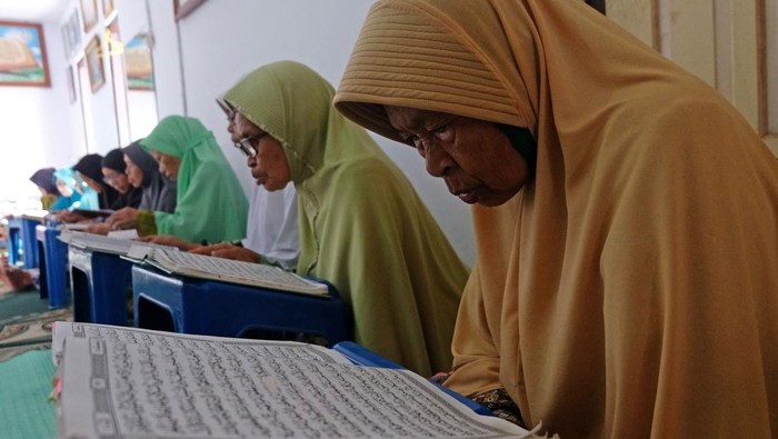 PESANTREN SEPUH PAYAMAN KEMBALI DIBUKA Sejumlah santri sepuh membaca Al Quran di serambi Masjid Agung Payaman, Komplek Pondok Pesantren Sepuh Payaman, Magelang, Jateng, Sabtu (25/3/2023). Pesantren Sepuh Payaman yaitu pesantren khusus bulan Ramadhan yang santrinya lanjut usia kembali dibuka setelah tiga tahun ditiadakan akibat pandemi COVID-19. ANTARA FOTO/Anis Efizudin/rwa.