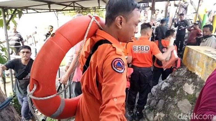 Petugas BPBD Kota Surabaya melakukan evakuasi korban perahu tambang tenggelam di Sungai Brantas