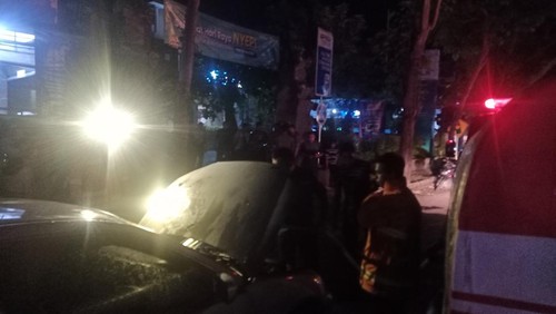 Petugas Damkar Jembrana saat memadamkan api yang membakar mobil sedan di depan ULP PLN Negara, Jalan Gatot Subroto, Jembrana, Bali, Jumat (24/3/2023) malam. (I Putu Adi Budiastrawan/detikBali)