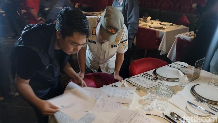 Petugas mengecek perizinan restoran di Kebayoran Baru, Jaksel.