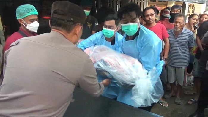 Petugas mengevakuasi korban meninggal kecelakaan di Tulungagung