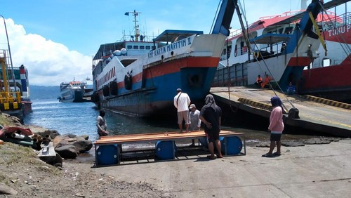 Petugas saat memasang komponen pompa untuk mengatasi pendangkalan di dermaga LCM Pelabuhan Gilimanuk, Sabtu (25/3/2023). (I Putu Adi Budiastrawan/detikBali)