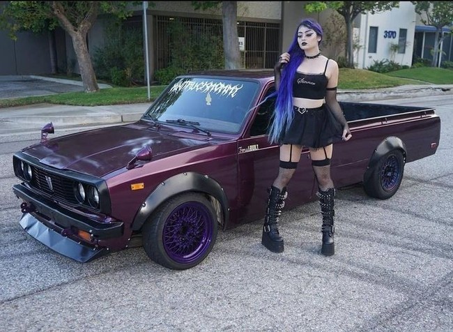 Wanita 25 tahun tersebut mulai tertarik dengan kuku sejak bekerja sebagai model. Tak jarang Peyton memilih warna dan tema yang terinspirasi dengan mobil. Selain kuku, ia juga mempercantik penampilan dengan bulu mata palsu. Meski dianggap terlalu cantik, Peyton tidak terlihat memiliki masalah sama sekali ketika bekerja. Ia berharap kehadirannya bisa menginspirasi wanita.Foto: Instagram/TikTok Peyton Cicconi