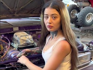 Penampilan Cantik Mekanik Bengkel Viral, Kerja Pakai Rok Mini & Kuku Panjang