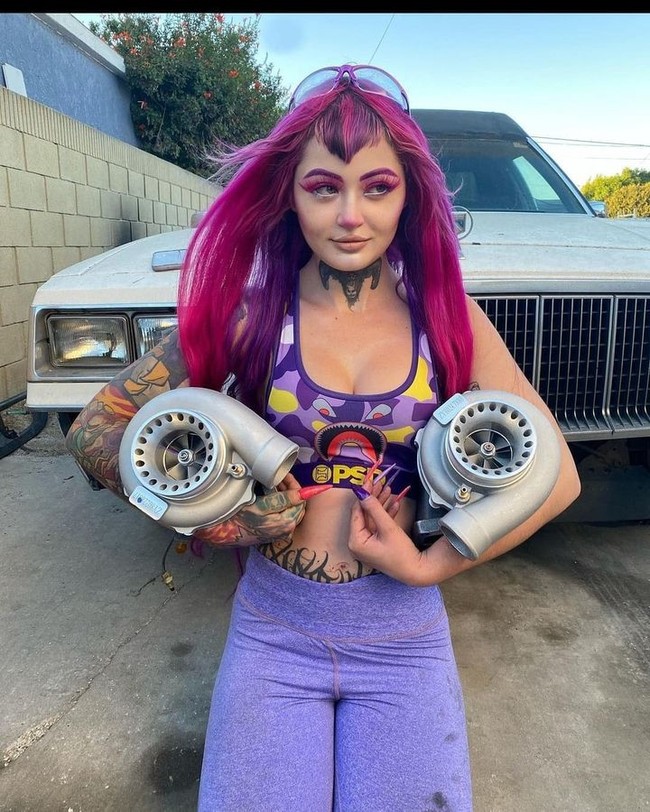 Videoku bekerja dengan kuku (palsu panjang) telah menjadi gerakan dunia untuk para wanita yang percaya diri agar tidak takut memeluk sisi feminin mereka. Bagiku, wanita itu mudah diajarkan dan mudah belajar dalam hal mekanik otomotif. Wanita pasti akan lebih dipercaya karena mereka tahu aku tidak akan mengambil keuntungan atau menipu mereka karena genderku, ucapnya.Foto: Instagram/TikTok Peyton Cicconi