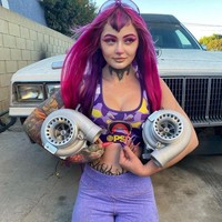 Videoku bekerja dengan kuku (palsu panjang) telah menjadi gerakan dunia untuk para wanita yang percaya diri agar tidak takut memeluk sisi feminin mereka. Bagiku, wanita itu mudah diajarkan dan mudah belajar dalam hal mekanik otomotif. Wanita pasti akan lebih dipercaya karena mereka tahu aku tidak akan mengambil keuntungan atau menipu mereka karena genderku, ucapnya.Foto: Instagram/TikTok Peyton Cicconi