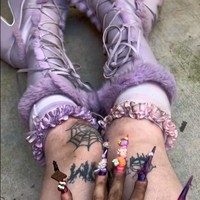 Peyton memamerkan kemampuan yang tak dimiliki banyak orang yakni menjadi mekanik dengan kuku sangat panjang. Wanita asal California, AS tersebut memang tergila-gila dengan kuku dan bisa menghabiskan biaya perawatan senilai $6.000 (Rp 90 jutaan) selama lima tahun terakhir. Ia pun tak beniat untuk membuat kukunya sederhana dalam waktu dekat.Foto: Instagram/TikTok Peyton Cicconi