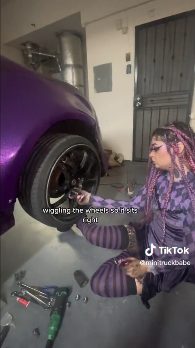 Sayangnya meski sudah tujuh tahun berkecimpung di dunia otomotif, Peyton masih mendapatkan perlakuan yang tidak menyenangkan dari industri maupun media sosial yang pernah membuatnya depresi. Kepala sekolahku dulu sering memanggil para manajer da bilang aku bisa melakukan pekerjaan suspensi tapi mereka tetap saja ragu untuk mempekerjakan wanita di bengkel,Foto: Instagram/TikTok Peyton Cicconi