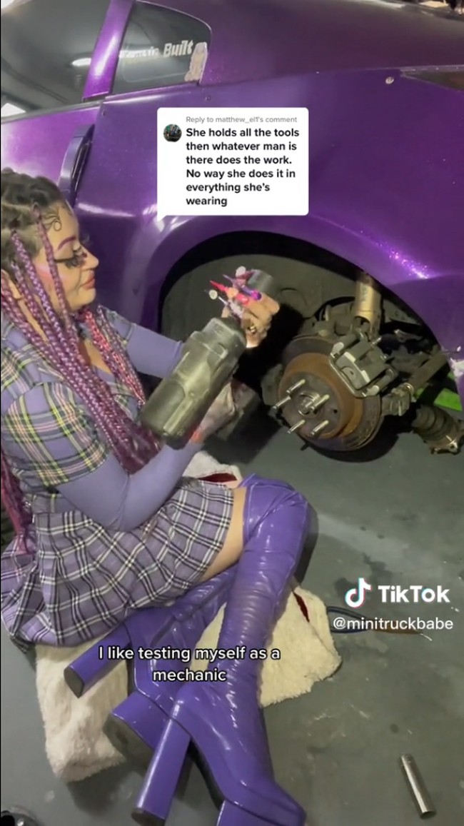 Banyak pria di online yang menyebutku palsu. Banyak ahli dalam industri yang benci dengan kukuku, aku merasa itu tidak adil dan aku merasa sendiri. Aku merasa depresi pada satu poin dan tidak tahu apakah aku harus mempertahankan kuku, katanya.Foto: Instagram/TikTok Peyton Cicconi