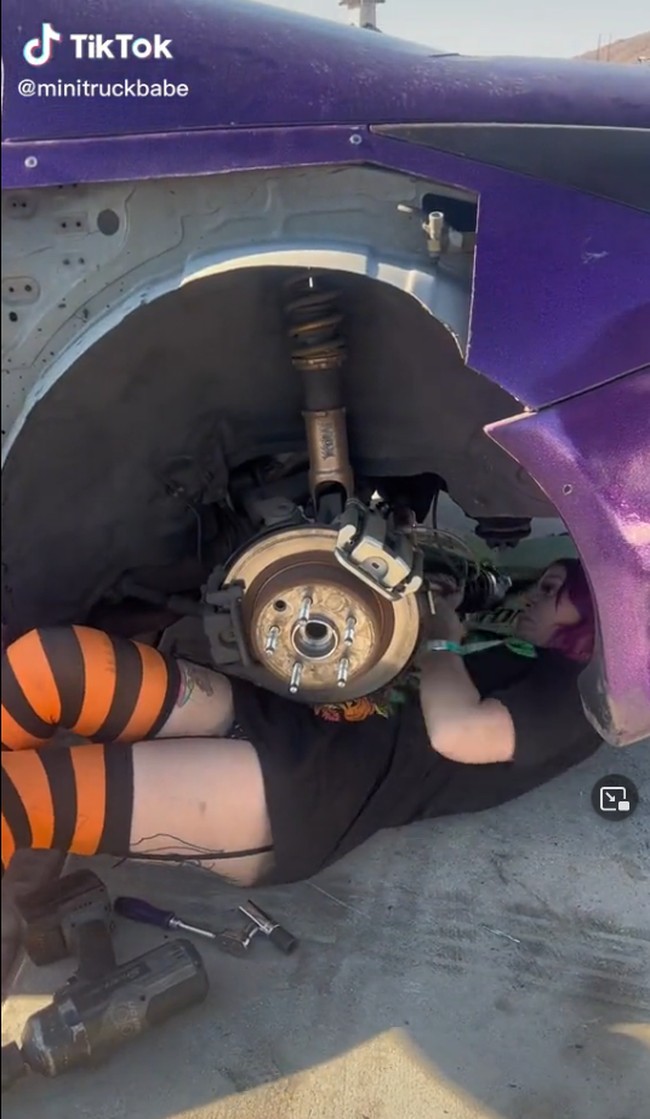 Sejak awal, Peyton mengaku tidak memiliki banyak teman wanita ketika mulai belajar jadi mekanik. Ketika aku mulai menjalani kursus teknisi otomotif, aku satu-satunya wanita dalam seluruh kelas berisi 100 orang, ungkap Peyton.Foto: Instagram/TikTok Peyton Cicconi