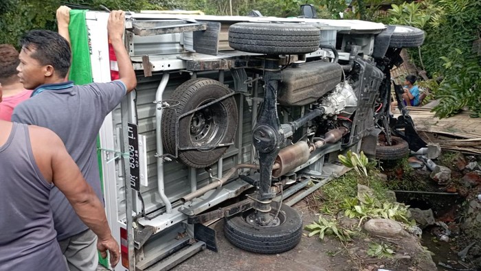 Pikap oleng tabrak empat motor di Lombok Tengah, NTB, Sabtu (25/3/2023). Satu pemotor meninggal dunia.