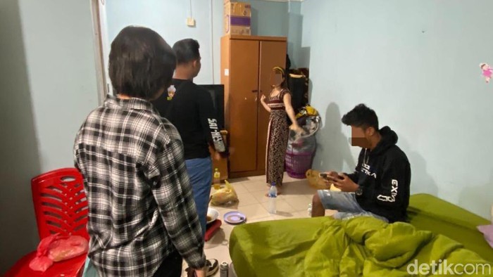 Polisi mengamankan sejumlah pasangan mesum saat rasia kos dan panti pijat di Karimun, Kepri.