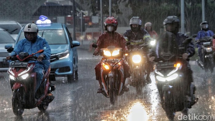 Memasuki bulan Maret, hujan masih sering mengguyur wilayah Jabodetabek. BMKG pun memprediksi musim hujan masih berpotensi hingga April mendatang.