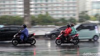 Pengendara diharapkan untuk membawa mantel untuk mengantisipasi hujan