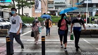Warga yang beraktivitas di luar ruangan diharapkan membawa payung untuk mengantisipasi hujan.