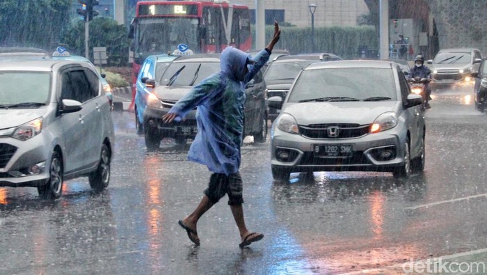 Memasuki bulan Maret, hujan masih sering mengguyur wilayah Jabodetabek. BMKG pun memprediksi musim hujan masih berpotensi hingga April mendatang.