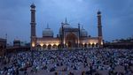 Potret Umat Islam Buka Bersama di Pelataran Masjid India