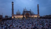 Mereka menyantap menu buka puasa sambil duduk lesehan di pelataran masjid.
