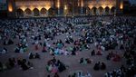 Potret Umat Islam Buka Bersama di Pelataran Masjid India