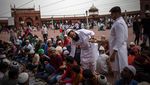 Potret Umat Islam Buka Bersama di Pelataran Masjid India