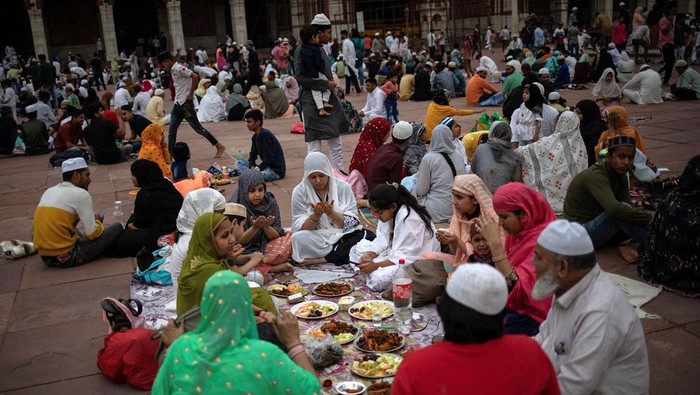 Sebagian umat Islam di India melakukan buka puasa di Masjid Jama, Delhi. Buka puasa bersama dilakukan di peralaran masjid. Ini potretnya.