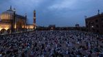 Potret Umat Islam Buka Bersama di Pelataran Masjid India