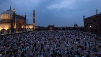 Umat Islam melakukan buka puasa bersama di pelataran Masjid Jama, Delhi, India.