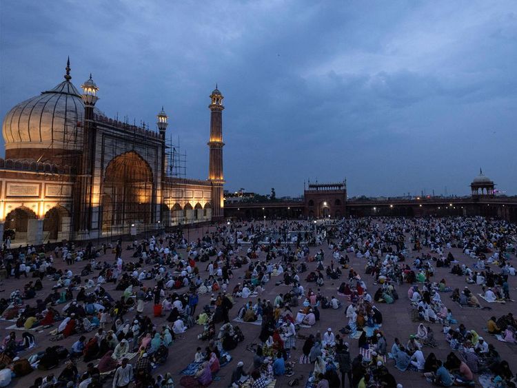 Potret Umat Islam Buka Bersama di Pelataran Masjid India