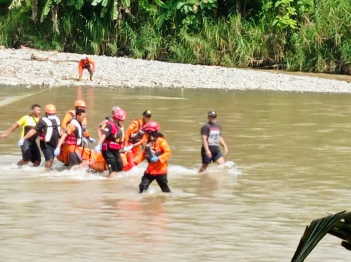 Proses evakuasi jenazah pria PNS di Sungai Bogowonto, Purworejo, Sabtu (25/3/2023) siang.