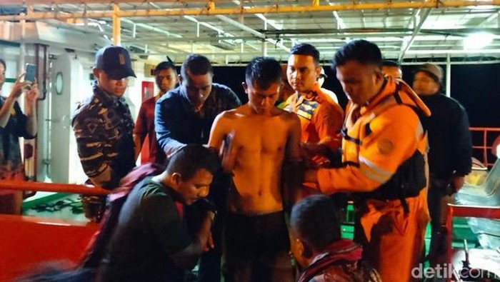Proses evakuasi korban kecelakaan kapal di Kepulauan Mentawai, Sumbar.