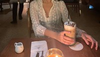 Begitu juga dengan momen yang satu ini, Rachel Florencia memesan menu iced latte. Pose cantiknya saat ngopi ini sukses menarik perhatian netizen. Foto: Instagram @rchelcia