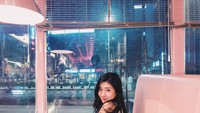 Ada juga momennya saat mengunjungi kafe bernuansa pink ini. Ia pun tak ketinggalan berpose di kafe yang berlokasi di kawasan Jakarta Utara ini. Foto: Instagram @rchelcia