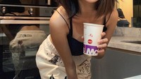 Pesan makanan saat di rumah, begini pose Rachel Florencia saat menikmati hidangan dari restoran fast food terkenal. Foto: Instagram @rchelcia