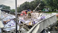 Papan Reklame Raksasa Roboh di Soekarno-Hatta Bandung, Timpa Mobil-Motor