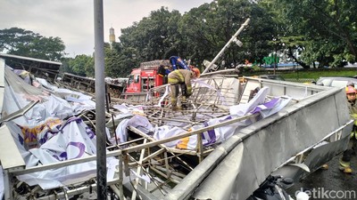 Papan Reklame Jatuh Akibat Badai di  Bandung