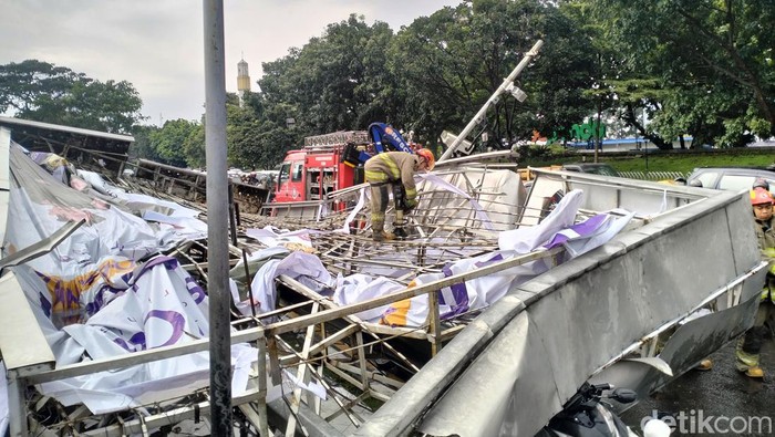 Reklame ambruk timpa motor dan mobil di Bandung.