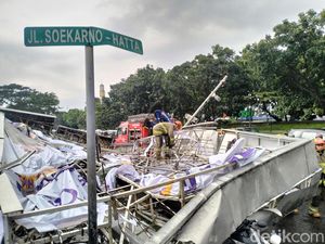Gerak Satpol PP Kota Bandung Imbas Reklame Roboh Timpa Warga