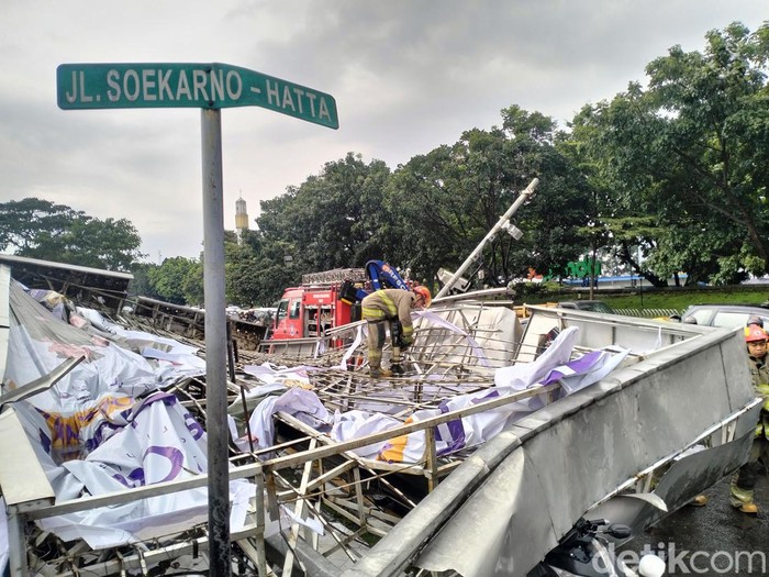 Reklame ambruk timpa motor dan mobil di Bandung.