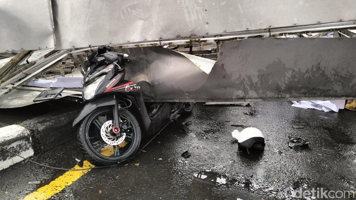 Reklame ambruk timpa motor dan mobil di Bandung.
