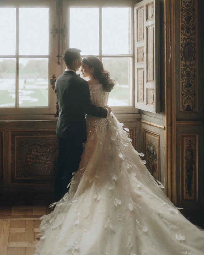 Bagian dalam kastil pun kental nuansa vintage yang juga tak kalah mewah. Interior megah dan indah juga dimanfaatkan pasangan yang menikah pada Kamis (23/3/2023), di Hotel Le Meurice, ini untuk sesi foto bersama vendor wedding photography Morden. Foto: Instagram/@morden.co, @audreyparisphoto