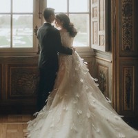 Bagian dalam kastil pun kental nuansa vintage yang juga tak kalah mewah. Interior megah dan indah juga dimanfaatkan pasangan yang menikah pada Kamis (23/3/2023), di Hotel Le Meurice, ini untuk sesi foto bersama vendor wedding photography Morden. Foto: Instagram/@morden.co, @audreyparisphoto