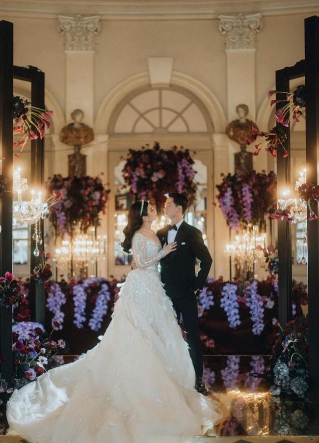 Gaun dengan potongan pas badan di bagian torso ini dipenuhi payet dan kristal yang memberi efek gemerlapan. Bagian rok dihiasi aplikasi aplikasi bulu tiga dimensi yang makin terlihat glamor dengan ekor panjang dan lebar. Foto: Instagram/@morden.co, @audreyparisphoto