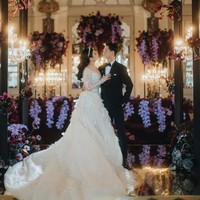 Gaun dengan potongan pas badan di bagian torso ini dipenuhi payet dan kristal yang memberi efek gemerlapan. Bagian rok dihiasi aplikasi aplikasi bulu tiga dimensi yang makin terlihat glamor dengan ekor panjang dan lebar. Foto: Instagram/@morden.co, @audreyparisphoto