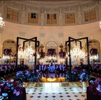 Mengintip suasana resepsi pernikahan, dekorasinya pun dibuat megah dengan nuansa dreamy bak negeri dongeng. Terdapat rangkaian bunga bernuansa ungu di setiap meja yang diduduki para tamu.  Foto: Instagram/@morden.co, @audreyparisphoto