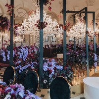 Lampu chandelier yang ditempatkan pada tiap set meja panjang menambah keindahan dekorasi yang penataannya cantik tanpa terkesan berlebihan. Foto: Instagram/@morden.co, @audreyparisphoto