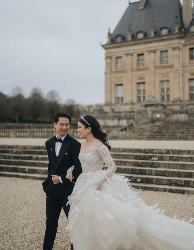 Bangunan Chateau de Vaux-le-Vicomte sangat megah dengan ruangan-ruangan bernuansa bangsawan. Berpose di depan kastil dengan undakan tangga memanjang, foto pernikahan Kevin Sanjaya dan Valencia Tanoesoedibjo seperti pemandangan di negeri dongeng. Foto: Instagram/@morden.co, @audreyparisphoto